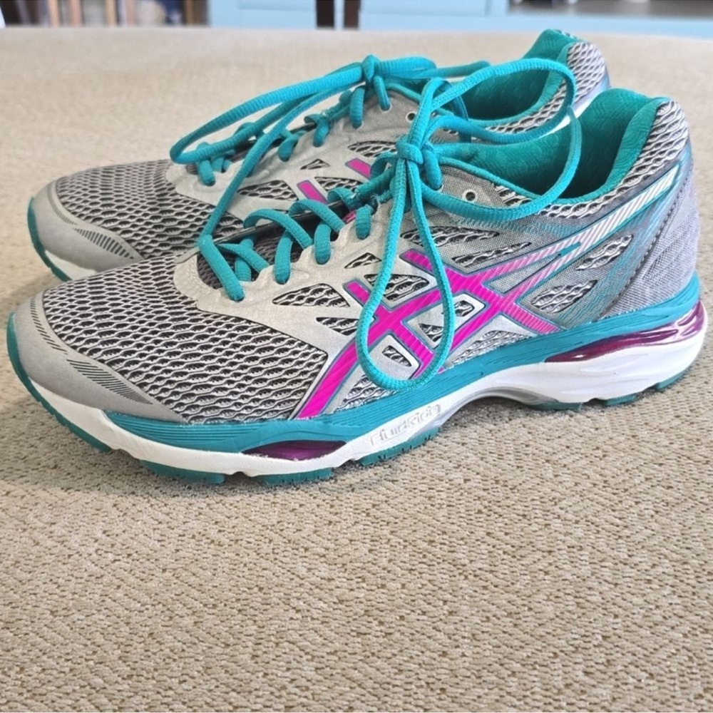 ASICS GEL-Cumulus 18 running shoe in the Silver/Pink